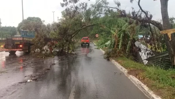 Chuva forte com granizo e vento faz Inmet emitir alerta