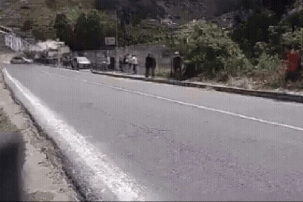 Imagem colorida do rali no Equador