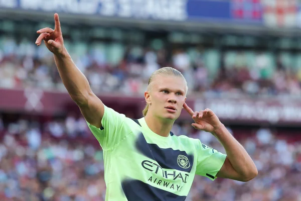 Haaland estreia com dois gols e garante vitória do Manchester City