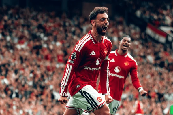 Bruno Fernandes e Rashford comemoram gol do Manchester United
