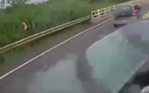Corolla de Edna perde o controle Corolla de Edna perde o controle