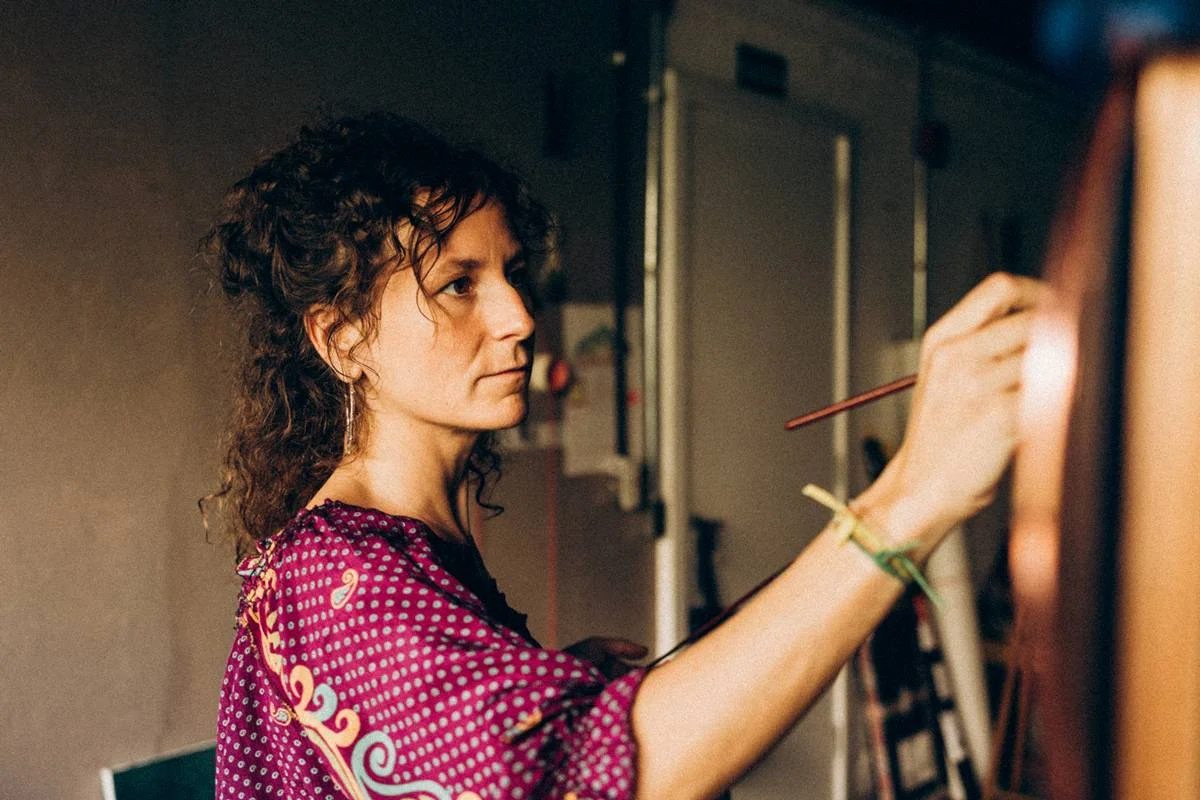 Com retratos e naturezas-mortas produzidas pela artista em uma obra marcada pela atenção à luz, à composição e à construção das imagens a partir da observação do cotidiano, Ulrike celebrou a exposição no Distrito Federal Com retratos e naturezas-mortas produzidas pela artista em uma obra marcada pela atenção à luz, à composição e à construção das imagens a partir da observação do cotidiano, Ulrike celebrou a exposição no Distrito Federal