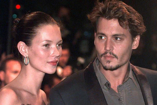 Kate Moss e Johnny Depp juntos em evento - Metrópoles