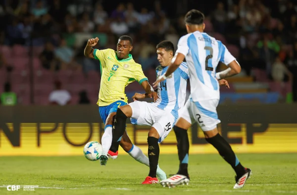 Foto colorida de Rayan, da Seleção Brasileira, em jogo contra a Argentina, no Sul-Americano Sub-20 - Metrópoles