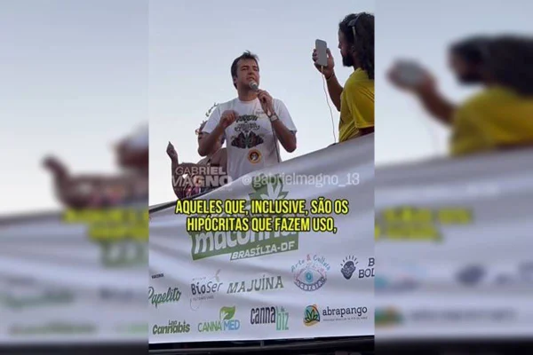 Deputado distrital Gabriel Magno em discurso na Marcha da Maconha