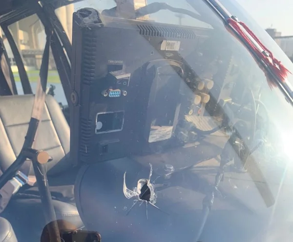 Helicóptero da Record é atingido por tiro e piloto fica ferido no Rio