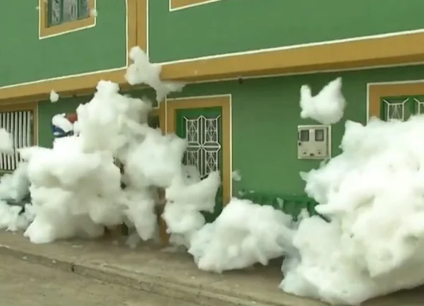 espuma espalhada pela cidade de Mosqueta na Colombia- Metrópoles