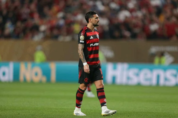 Imagem colorida de Arrascaeta em campo - Metrópoles