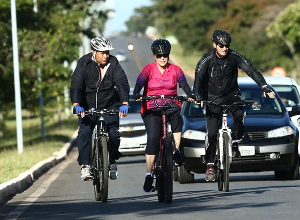 Dilma inicia o domingo de votação do impeachment andando de bicicleta