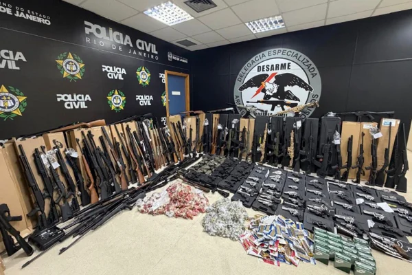 Polícia descobre arsenal com 160 armas em comércio no RJ