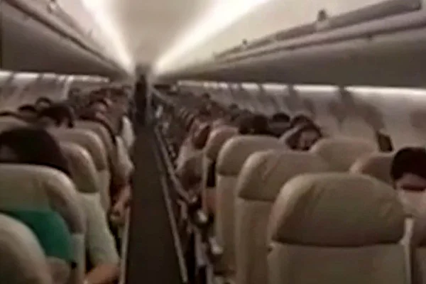 Vídeo: comandante é aplaudida em voo ao anunciar transporte de vacina da Covid-19