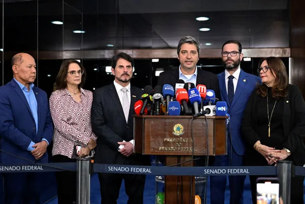 Oposição no Congresso em coletiva no Senado na sexta-feira (18/7)