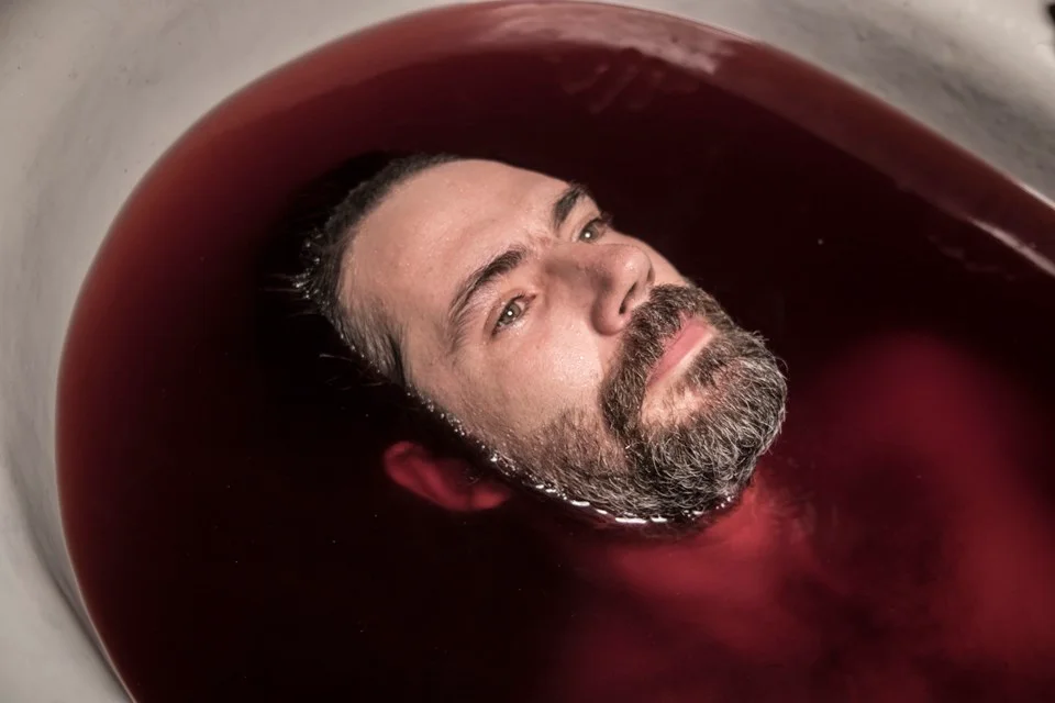 <b>Disforia:</B> Depois de um tempo longe de sua profissão por conta de um trauma pessoal, o psicólogo Dário (Rafael Sieg) volta a atender seus pacientes. A primeira pessoa que entra em sua agenda é Sofia (Isabella Lima), uma misteriosa criança de 9 anos de idade que desperta sentimentos curiosos e um tanto conflitantes em todos que a circundam. Ao longo do tratamento da menina, Dário volta a ter as sensações de agonia e aflição que ele não esperava que voltassem à tona. <a href="https://youtu.be/sXT-BHGgzl0">Veja trailer</a> <b>Disforia:</B> Depois de um tempo longe de sua profissão por conta de um trauma pessoal, o psicólogo Dário (Rafael Sieg) volta a atender seus pacientes. A primeira pessoa que entra em sua agenda é Sofia (Isabella Lima), uma misteriosa criança de 9 anos de idade que desperta sentimentos curiosos e um tanto conflitantes em todos que a circundam. Ao longo do tratamento da menina, Dário volta a ter as sensações de agonia e aflição que ele não esperava que voltassem à tona. <a href="https://youtu.be/sXT-BHGgzl0">Veja trailer</a>