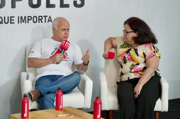 Foto colorida da gravação de um dos episódios do videocast Vozes da Engenharia - Metrópoles
