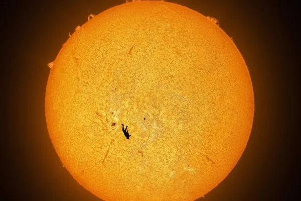 Imagem colorida mostra silhueta de home no Sol - Metrópoles