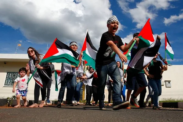 Palestinos se manifestam contra Trump em frente à embaixada dos EUA