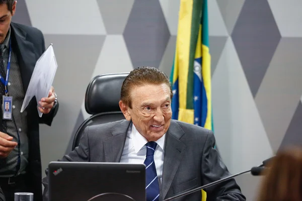 Com fratura no fêmur, Edison Lobão é operado em hospital de Brasília