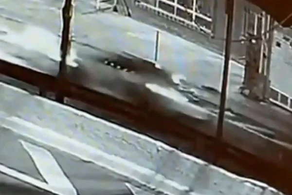 Imagem em preto e branco mostra o momento exato em que Porsche acerta moto - Metrópoles