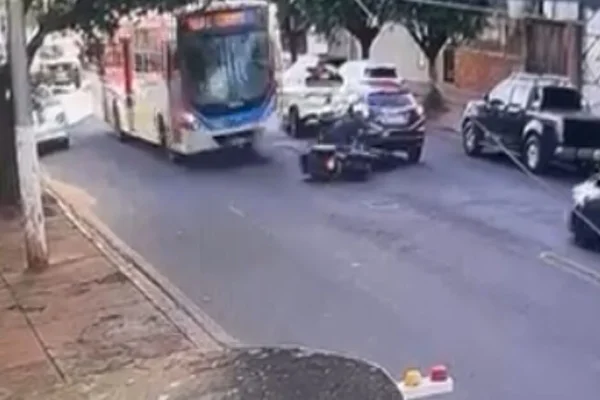 Imagem colorida, cãmera de segurança revela momento em que motociclista morreu em acidente