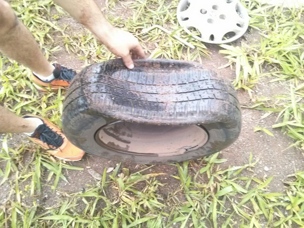 Haja pneu. Buracos nas vias do DF se tornam verdadeiras armadilhas. Na Epig, 14 motoristas ficam na mão
