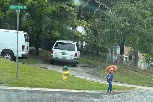 Menino de 5 anos se veste de Chucky e assusta vizinhança dos Estados Unidos