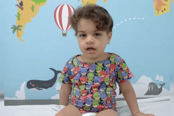 Foto mostra o menino Théo Dias, que possui Síndrome de Hunter autismo câncer de fígado - Metrópoles