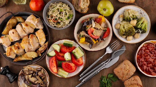 Foto colorida de mesa composta por diversos tipos de alimento