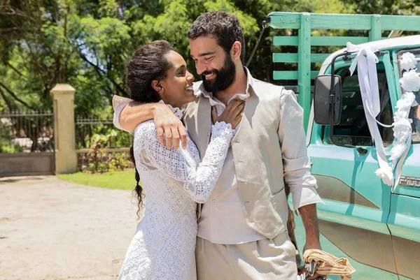 Foto colorida de Duda Santos com Humberto Carrão - Metrópoles