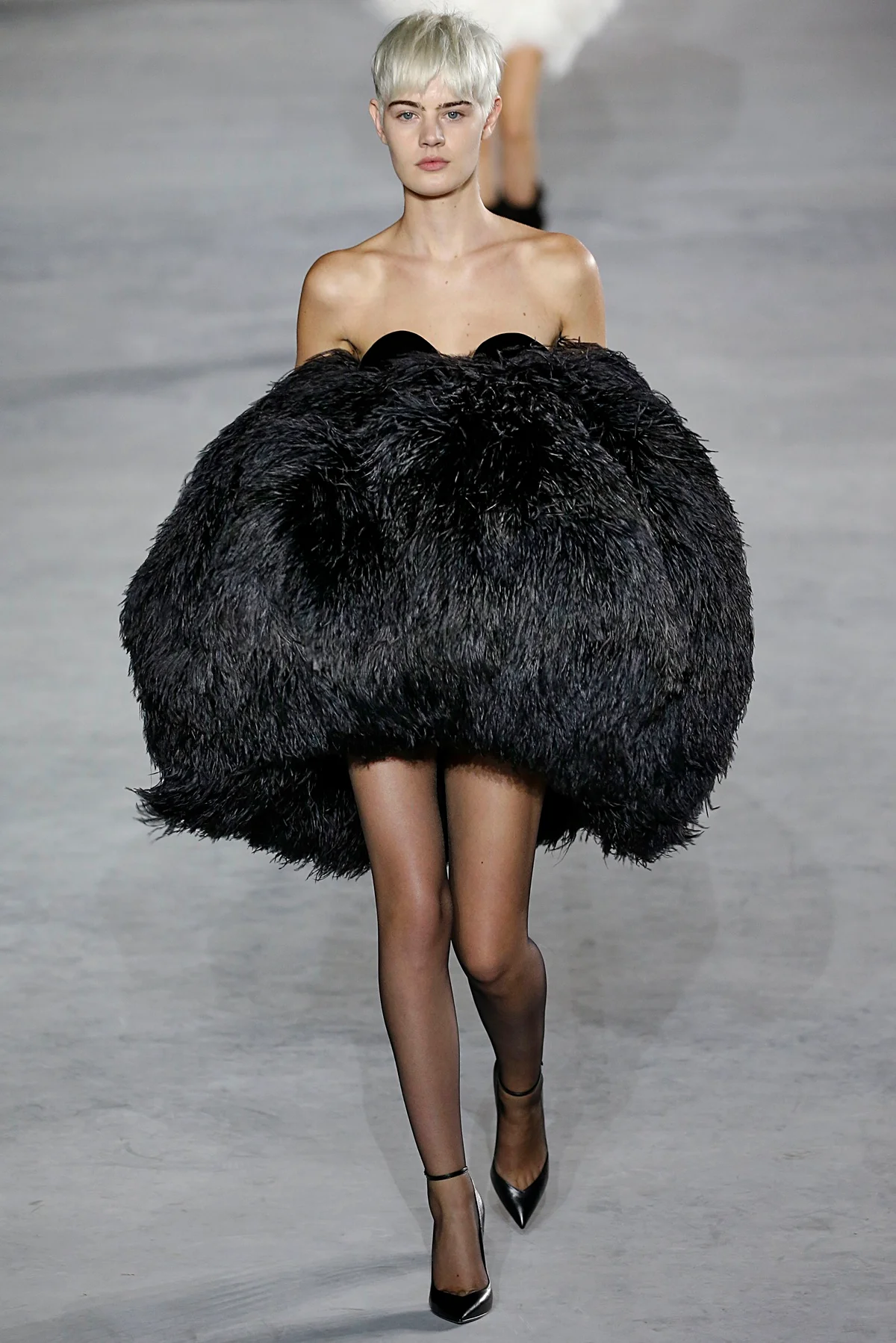 Penas de avestruzes usadas em desfile da Yves Saint Laurent Penas de avestruzes usadas em desfile da Yves Saint Laurent