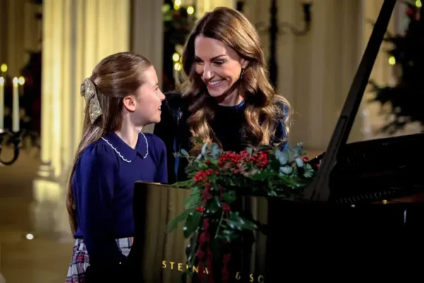 Kate Middleton e princesa Charlotte emocionam em lindo dueto natalino