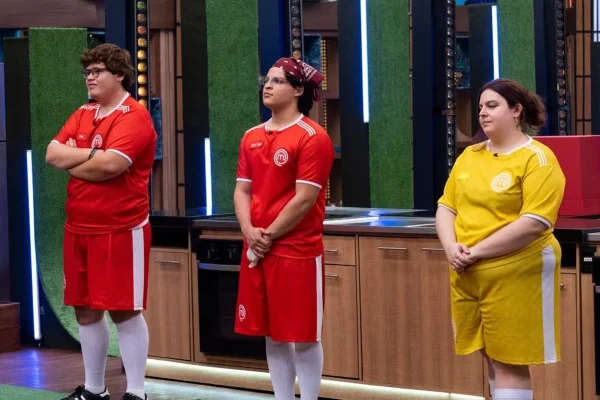 MasterChef Brasil 2026 Amadores. Três pessoas em pé - Metrópoles