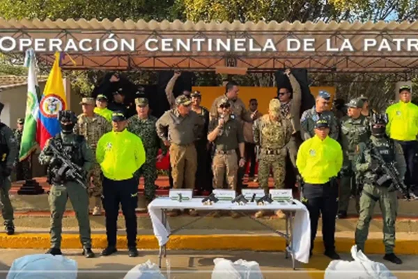 Presidente da Colômbia celebra operação ao lado de corpos de criminosos