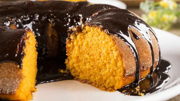 Bolo de cenoura fofinho com calda de chocolate: veja a receita simples