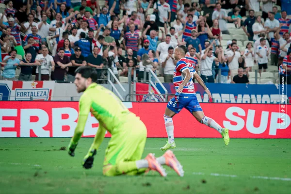 Breno Lopes comemorando gol do Fortaleza diante do Flamengo