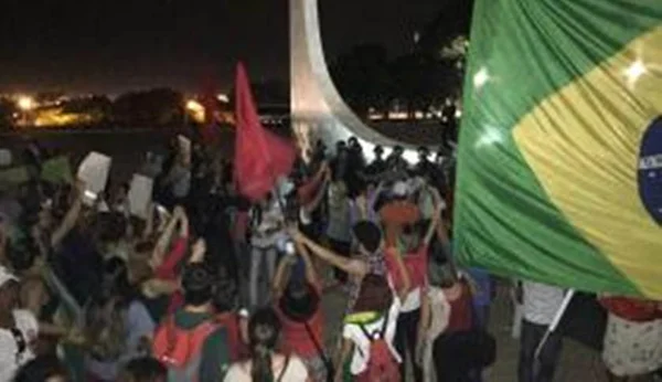 Protesto pede que Teori anule decisão da Câmara sobre impeachment
