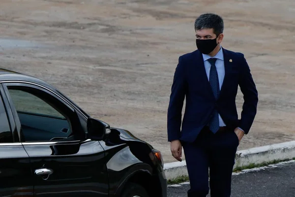 senador Randolfe Rodrigues, descendo a rampa do Congresso Nacional 4