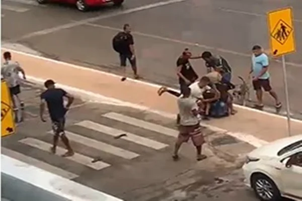 Imagem colorida mostra briga generalizada
