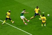 Raul Jimenez finalizando no gol no duelo México x Equador pela Copa do Mundo Raul Jimenez finalizando no gol no duelo México x Equador pela Copa do Mundo