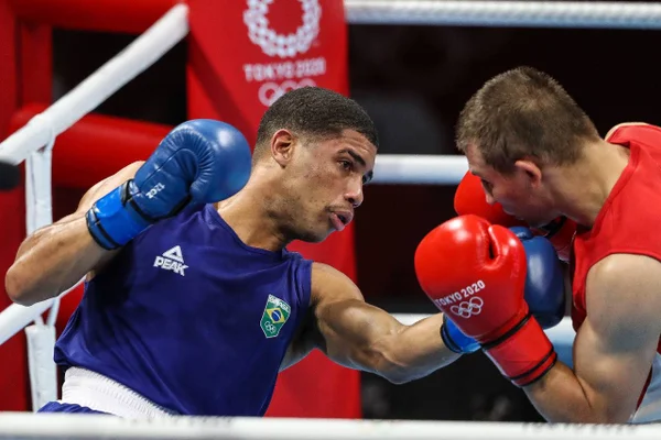 Com um cruzado certeiro, Hebert Conceição vence e leva o ouro no boxe