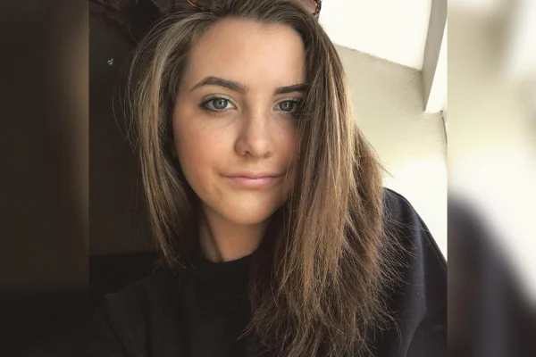 Moli Morgan, de 22 anos, foi diagnosticada com um tumor no cérebro.