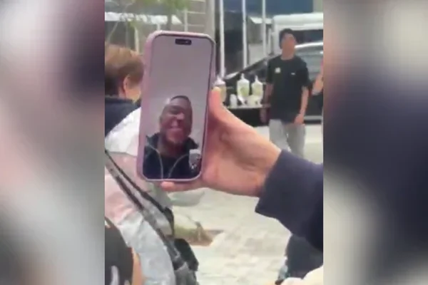 Imagem colorida de Mbappé em ligação de vídeo com a mãe dele, em São Paulo. Metrópoles