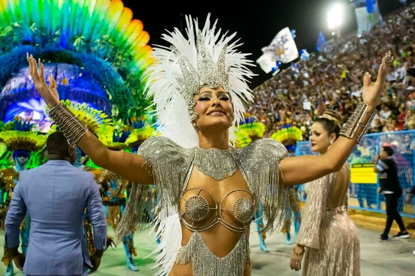 Carnaval 2020: Sabrina Sato sensualiza na Sapucaí. Veja fotos