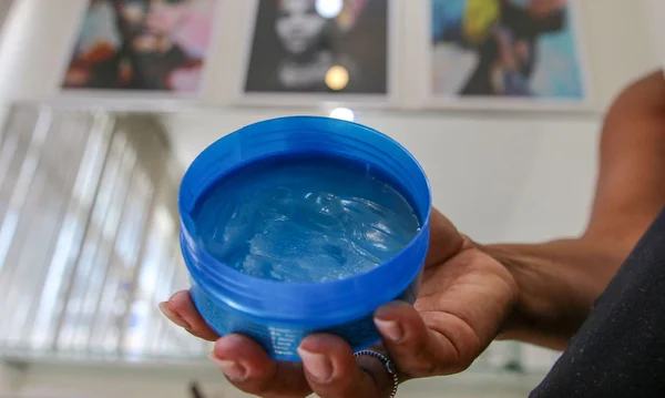 A cabelereira e trocologista Rosi Ribeiro conversa com a Agência Brasil sobre o uso de pomadas capilares e os perigos de alguns cosméticos / Metrópoles