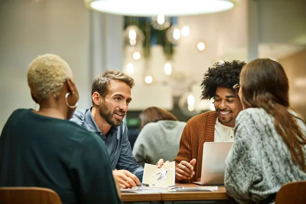 Na foto há quatro pessoas conversando - Metrópoles