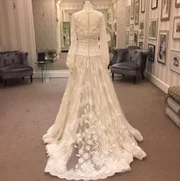 "A Marina é tão especial para mim e Bruno que esse vestido teve 3 tipos de rendas feitas na Inglaterra, uma italiana, 2 tipos de tule e muito amor", continuou "A Marina é tão especial para mim e Bruno que esse vestido teve 3 tipos de rendas feitas na Inglaterra, uma italiana, 2 tipos de tule e muito amor", continuou