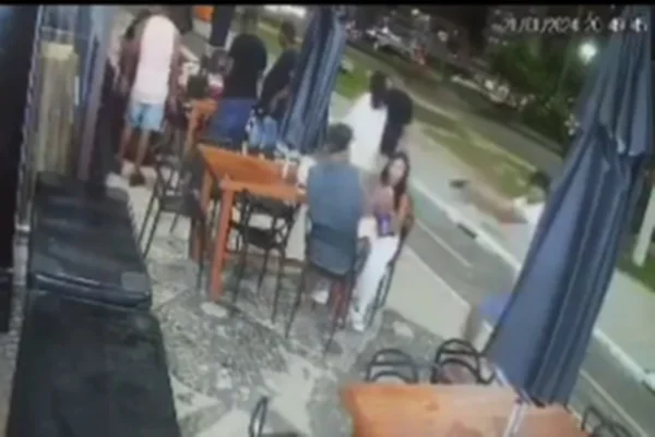 Imagem colorida mostra homem, que é suspeito de liderar milícia no Rio, sendo executado - Metrópoles