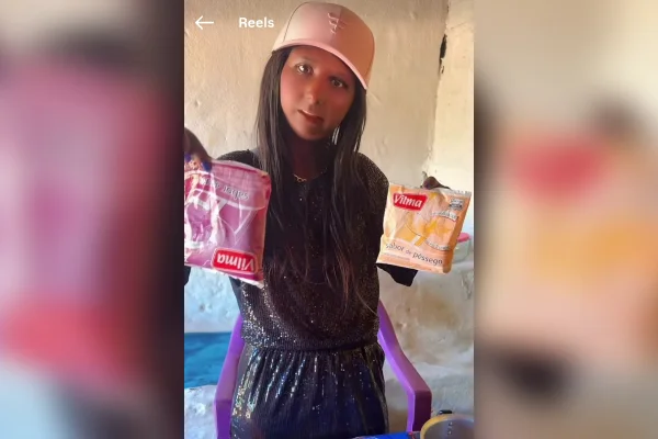 Menina da Bota ensinando a fazer suco