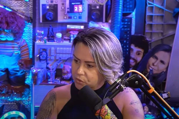 Mulher loira de cabelo curto