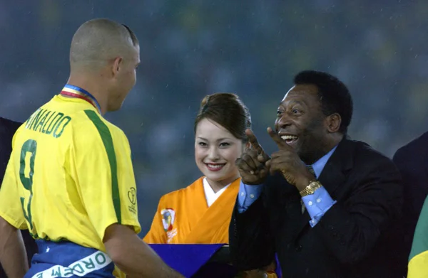 Pelo Instagram, Pelé parabeniza Ronaldo por compra do Cruzeiro