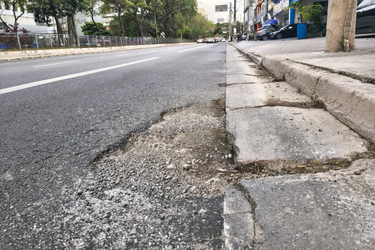 Falha no pavimento em São Paulo Falha no pavimento em São Paulo